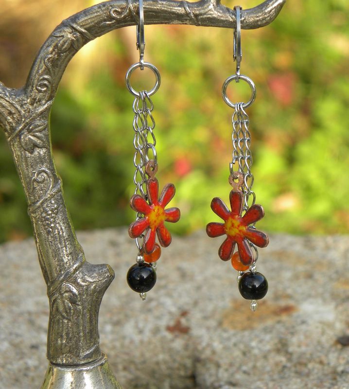 Boucles d'oreilles fleurs rouges et pierres