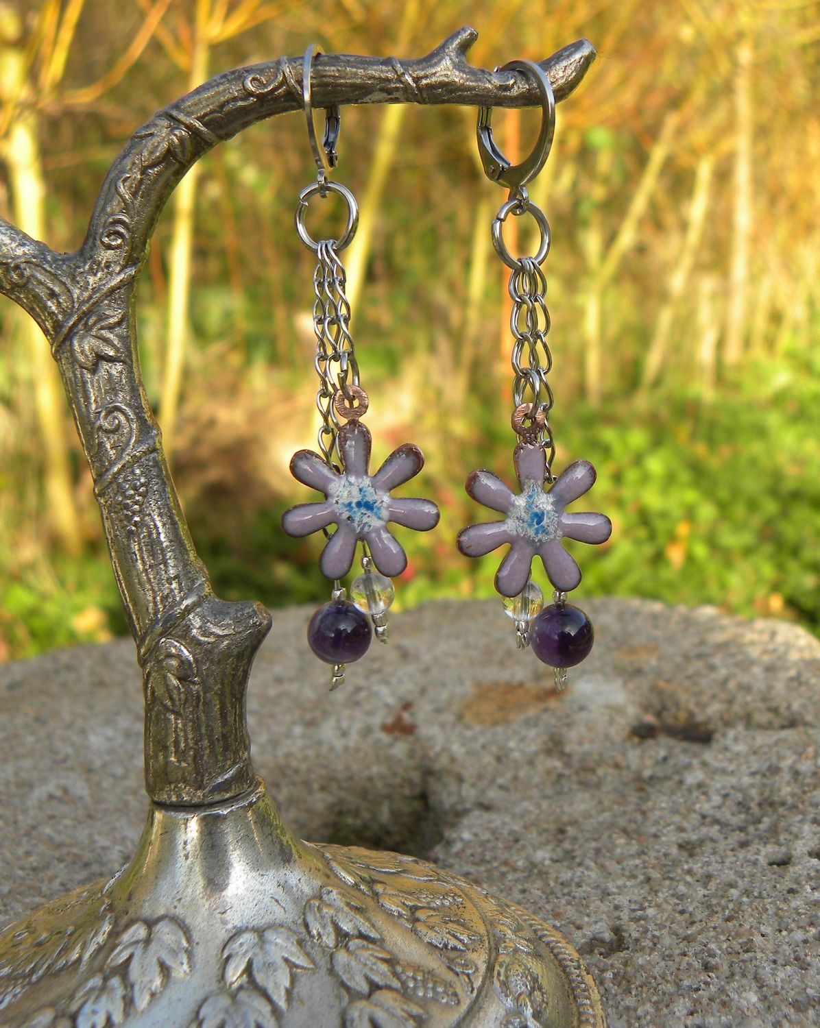 Boucles d'oreilles fleurs mauves et pierres Boucles d'oreilles fleurs mauves et pierres