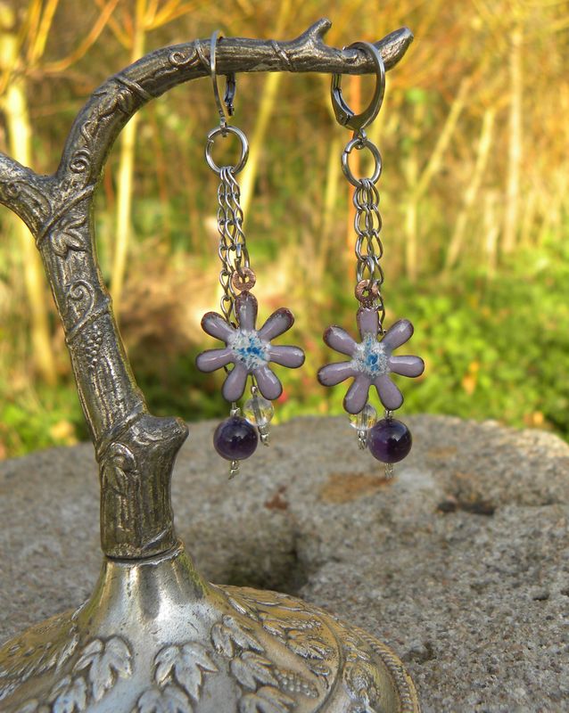Boucles d'oreilles fleurs mauves et pierres