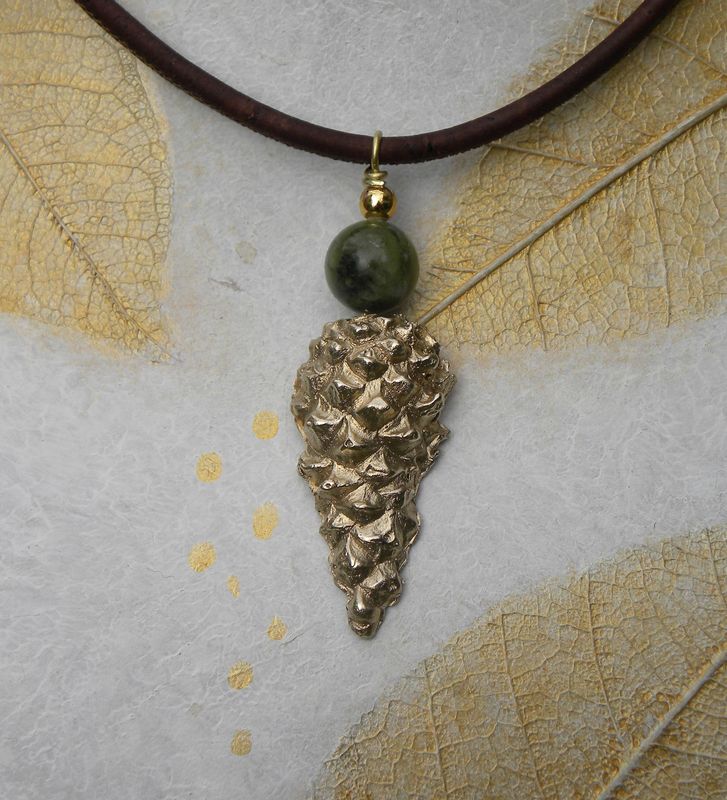 Pomme de pin en laiton massif et jade naturel