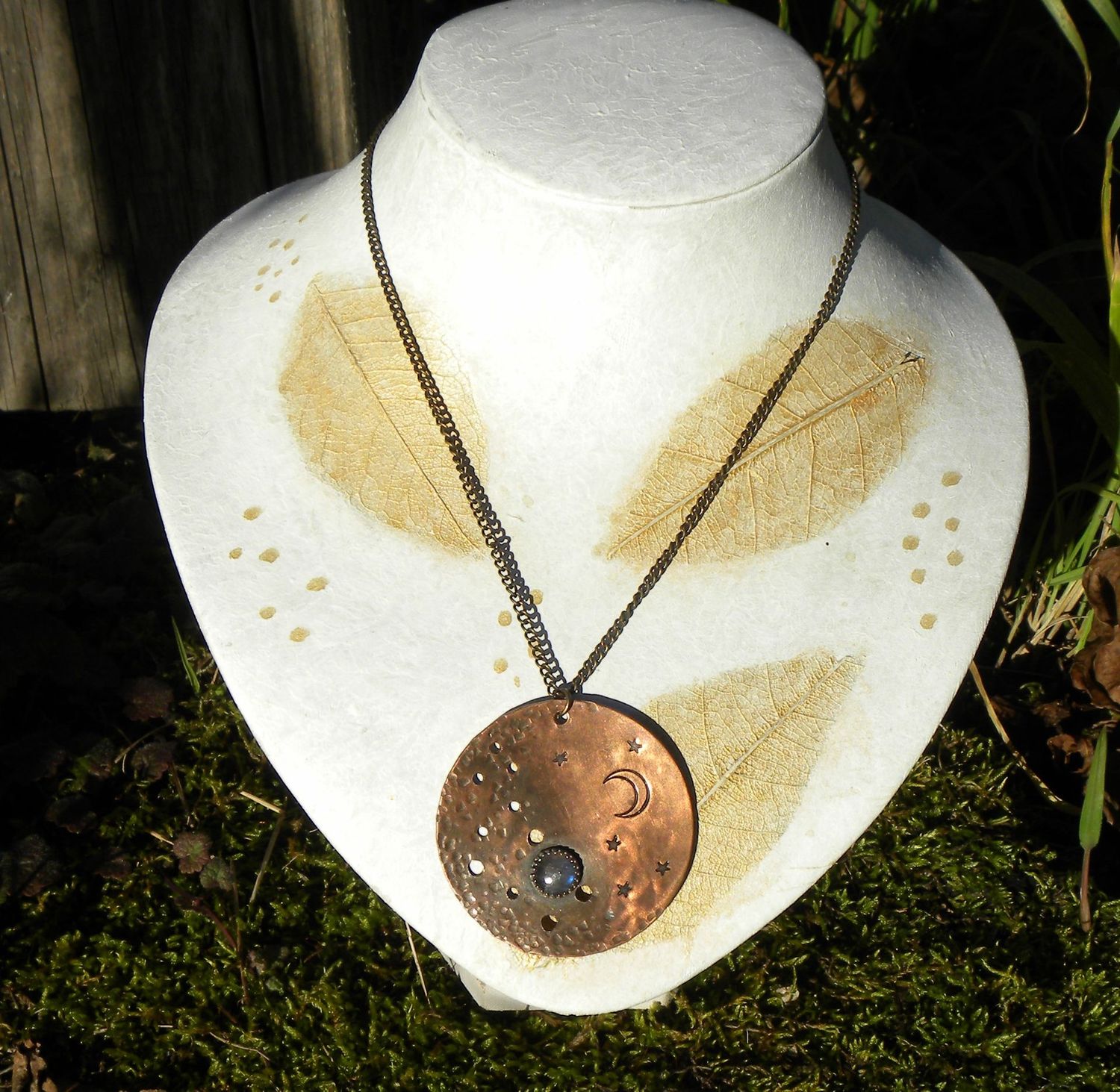 Médaillon en cuivre travaillé et labradorite