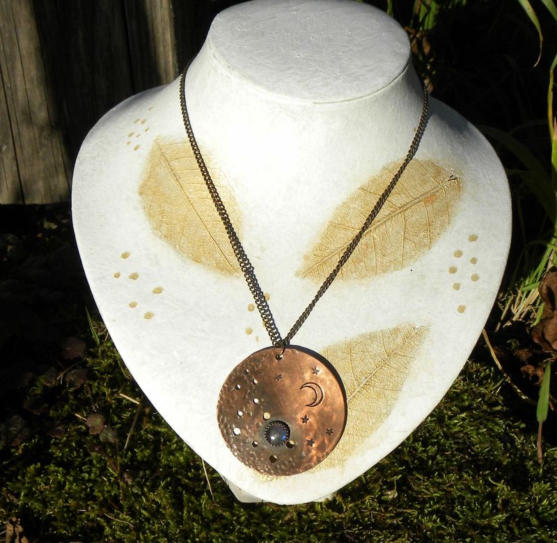 Médaillon en cuivre travaillé et labradorite