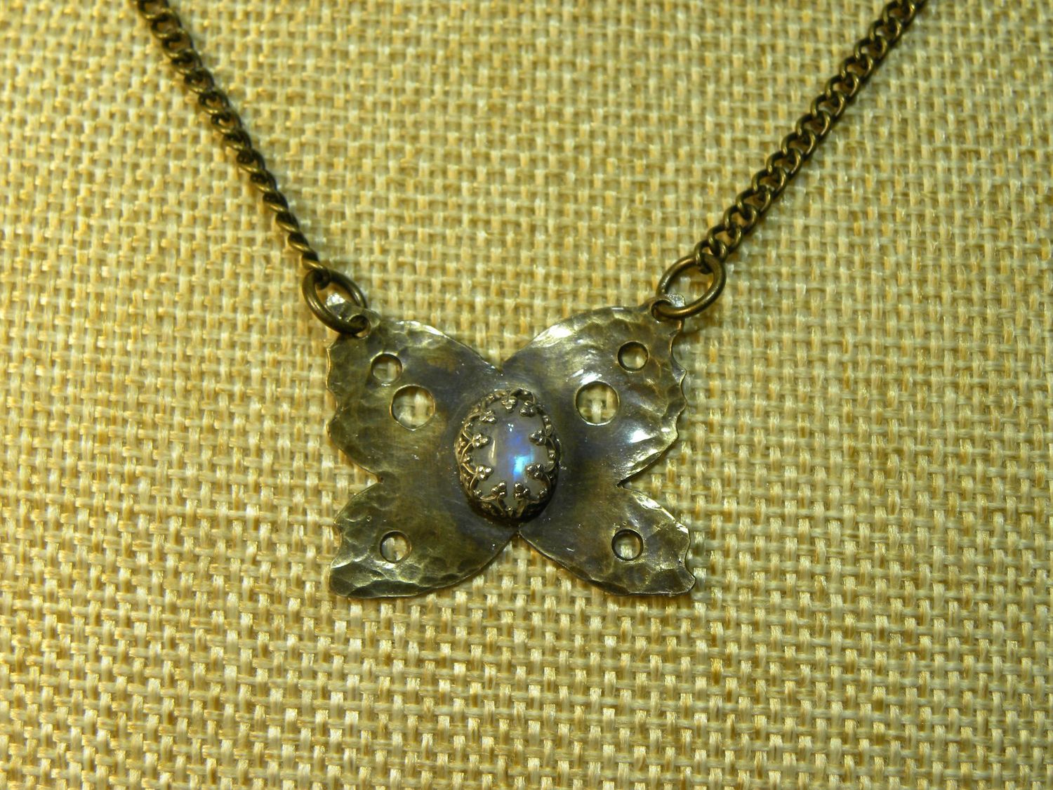 Papillon en laiton et pierre de lune