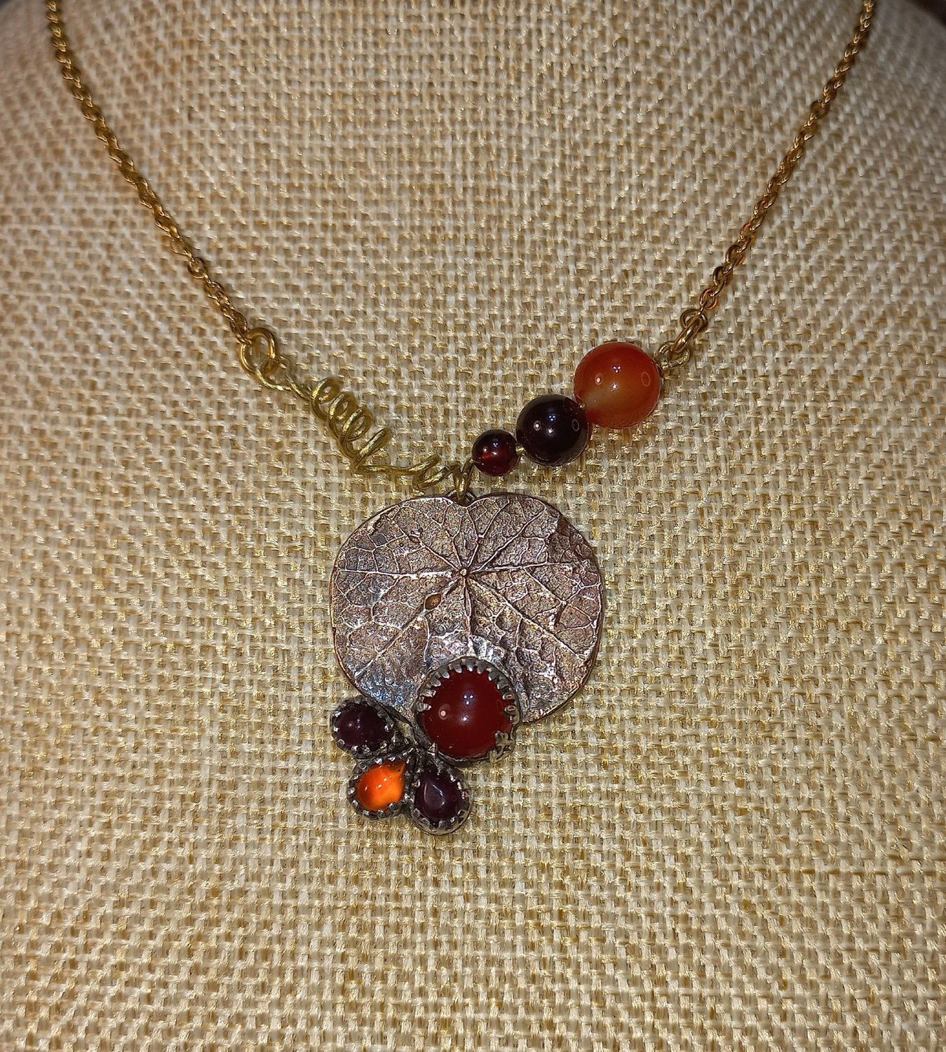 Feuille de capucine, cornalines et grenats