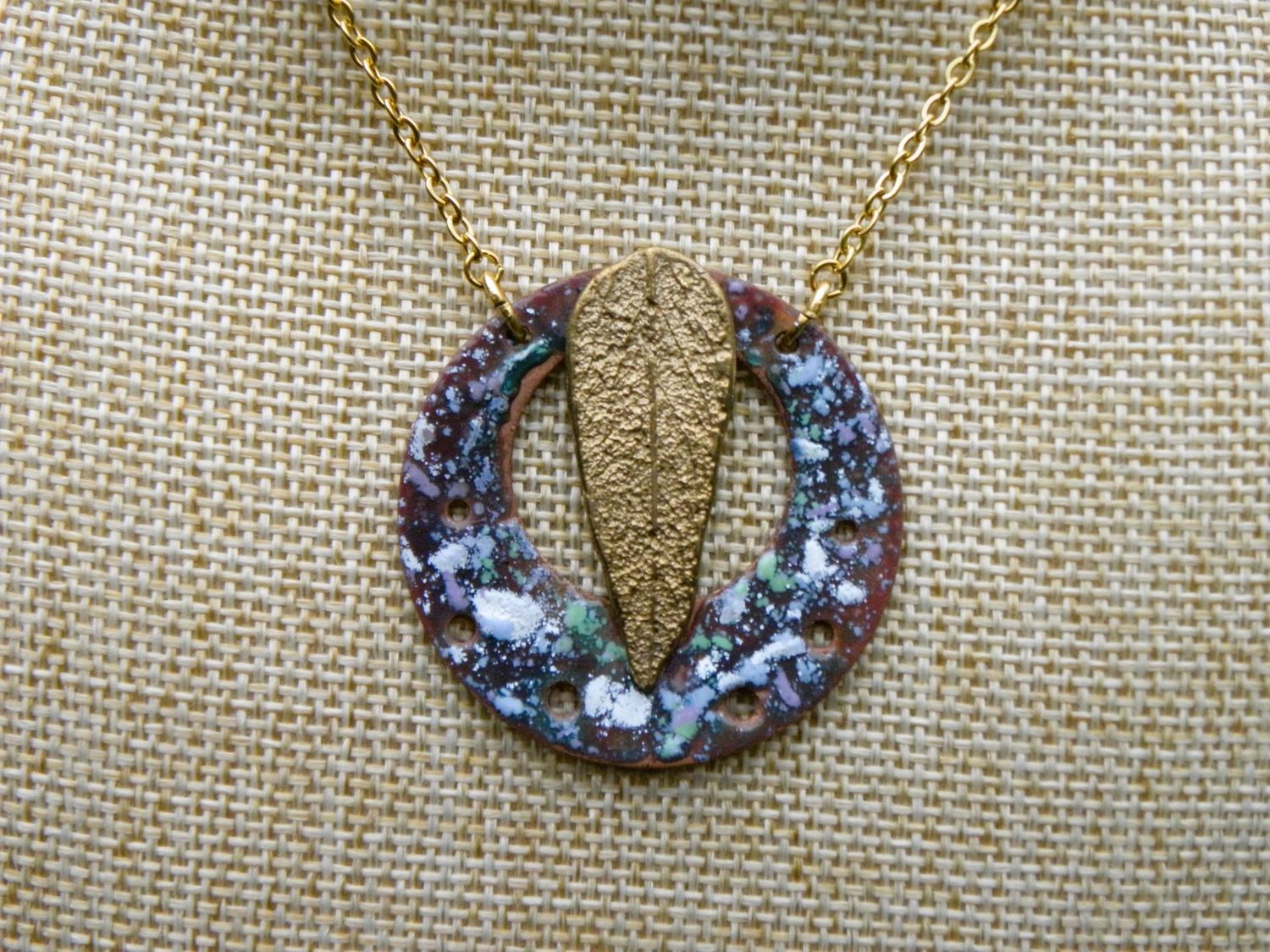 Petite feuille de sauge en laiton massif sur cuivre émaillé