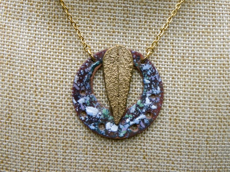 Petite feuille de sauge en laiton massif sur cuivre émaillé Petite feuille de sauge en laiton massif sur cuivre émaillé