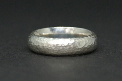 Ring aus Silber mit Hammerschlag