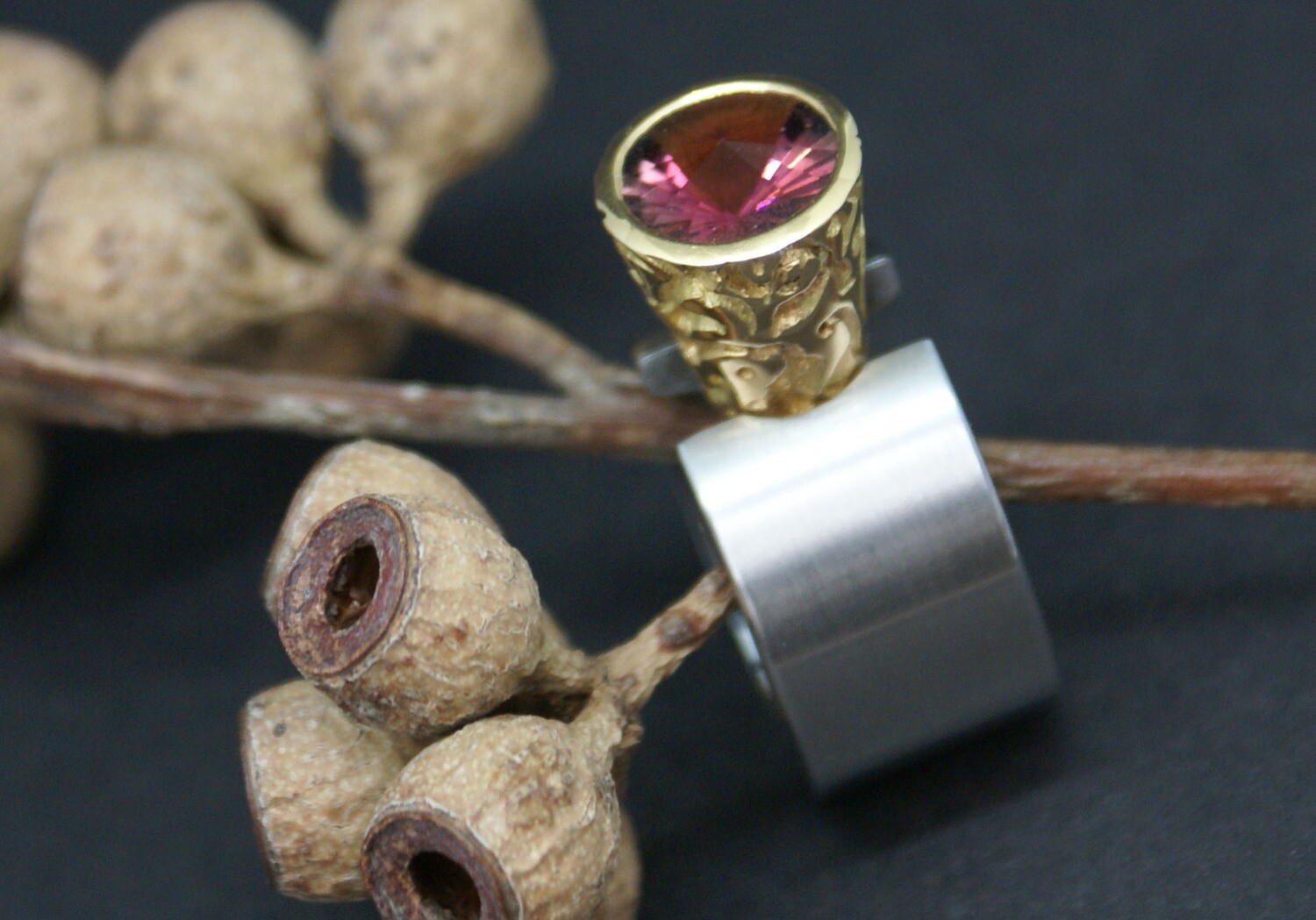 Ring mit rosa Turmalin in großer Fassung aus Gelbgold