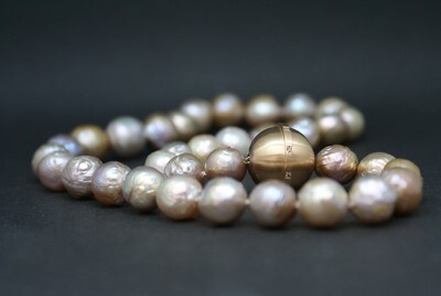 Halsschmuck: Perlkette mit Kugelbajonett aus Roségold mit Brillanten