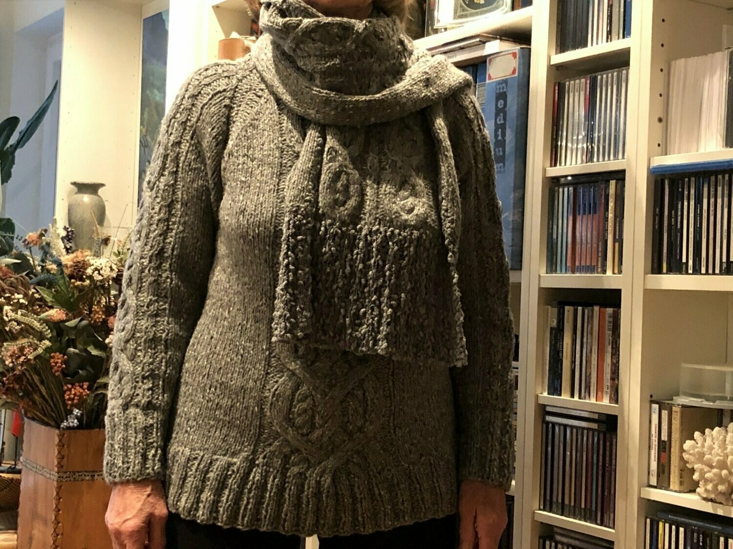 Pullover aus Shetlandwolle, Zopfmuster        und passendem Schal