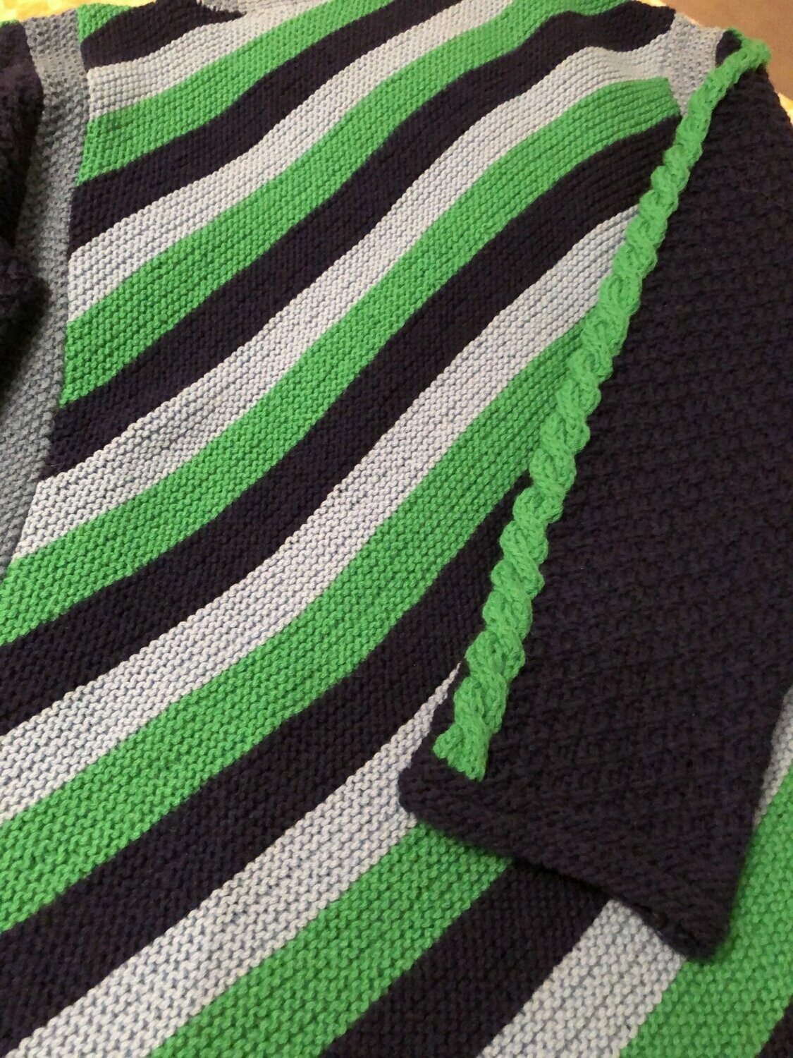 Pullover aus Shetland Wolle
Norweger Muster mit Schrägstreifen
Arm mit Zopfband