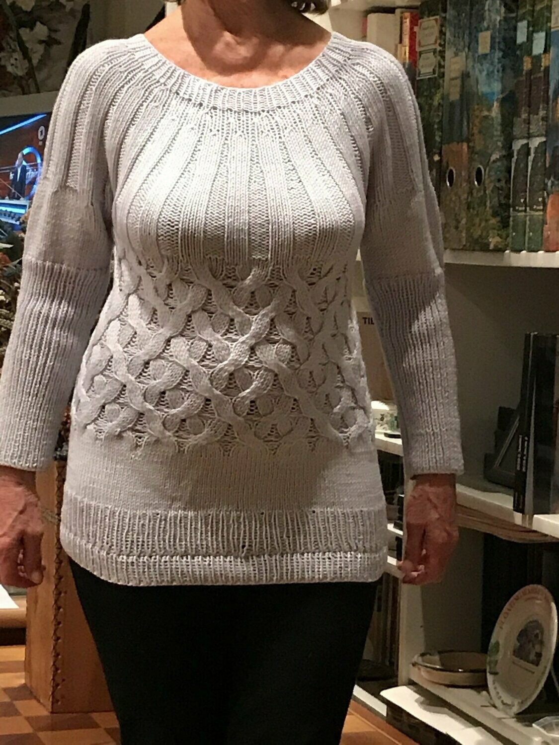 Pullover, Schurwolle
Zopfmuster Taille, Rundpasse