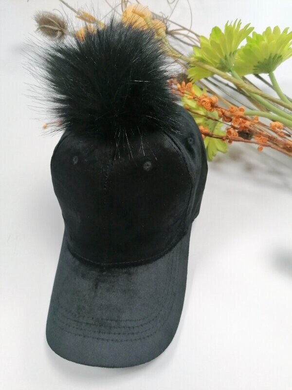 GORRA POMPON NEGRA
