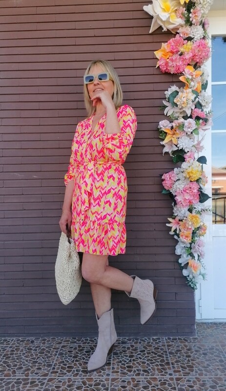 VESTIDO ESTAMPADO VOLANTE FUCSIA