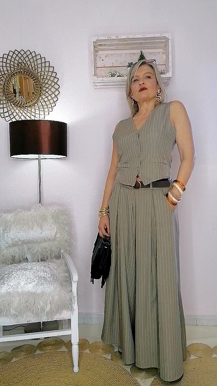 CONJUNTO CHALECO RAYA DIPLOMATICA MOCHA MOUSSE