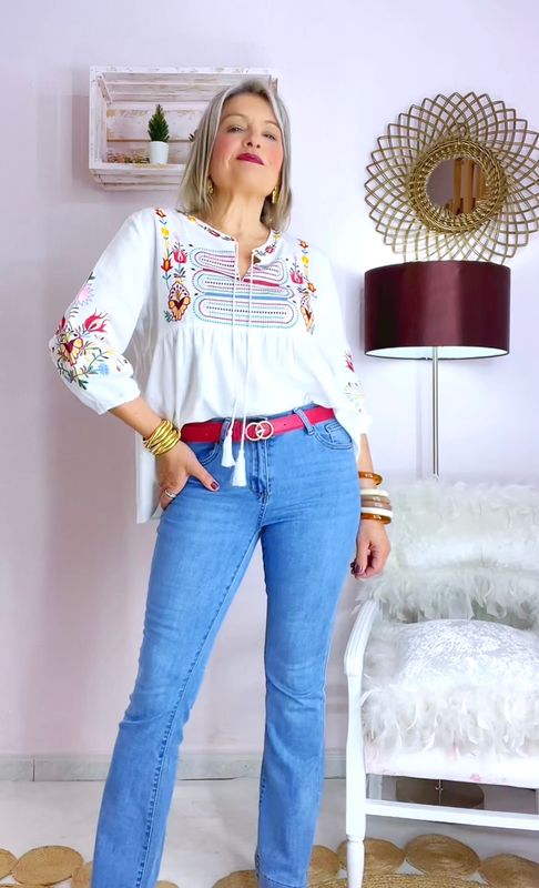 BLUSA  BLANCA  FLORES BORDADAS