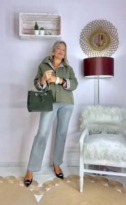 TRENCH  CORTO  DETALLE GALES CAQUI