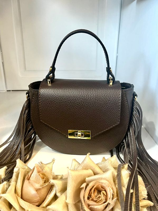 BOLSO PIEL FLECOS LARGOS MARRÓN CHOCOLATE