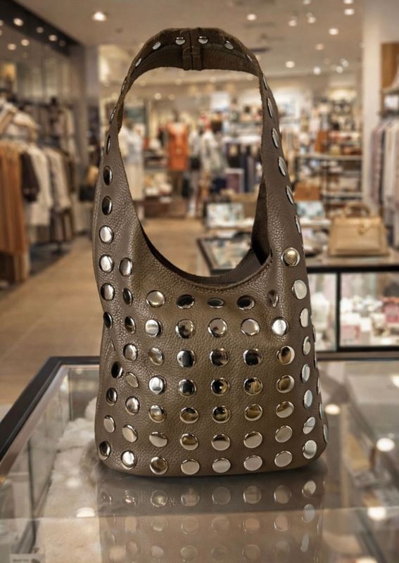 BOLSO  PIEL TACHAS TOPO