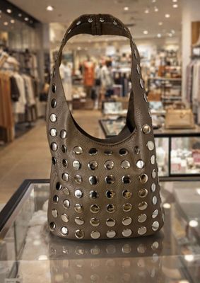 BOLSO  PIEL TACHAS TOPO