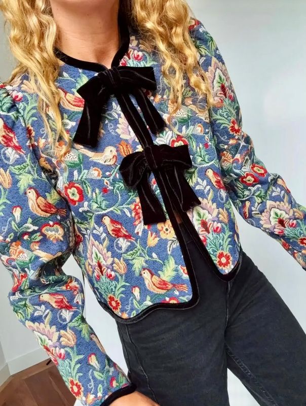 CHAQUETA AZUL ESTAMPADA RIBETES Y LAZOS TERCIOPELO