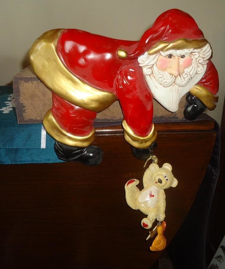 Hug a Me Santa Claus Mantel Shelf Hanger Up on the Rooftop 2008 Retired HEAVY