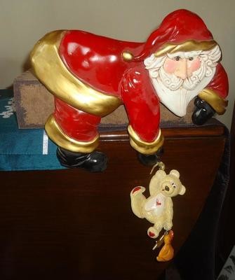 Hug a Me Santa Claus Mantel Shelf Hanger Up on the Rooftop 2008 Retired HEAVY