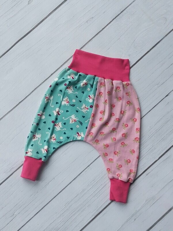 Pumphose 62/68 - Katzen Rosen Cats Blumen türkis weiß rosa pink Blume Schleife Katze Pumphose 62/68 - Katzen Rosen Cats Blumen türkis weiß rosa pink Blume Schleife Katze