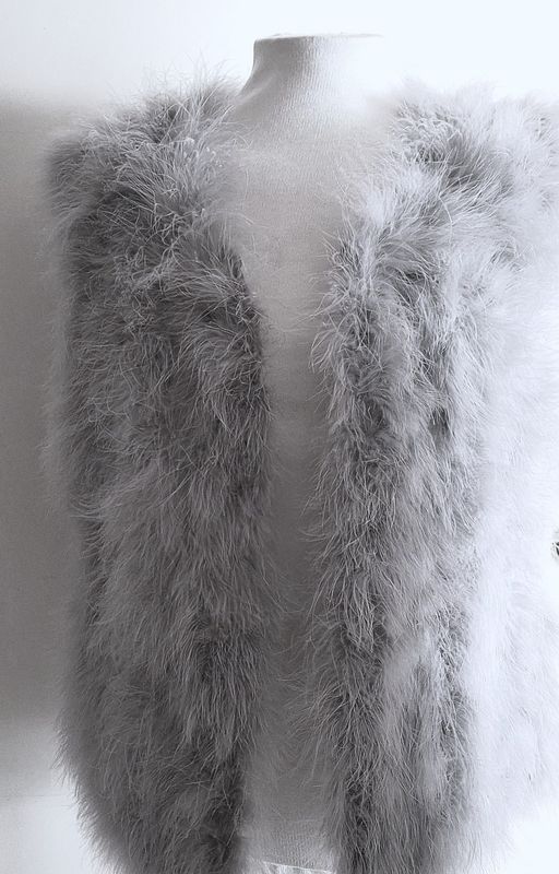 CHALECO PLUMA AVESTRUZ .Color gris. Talla U