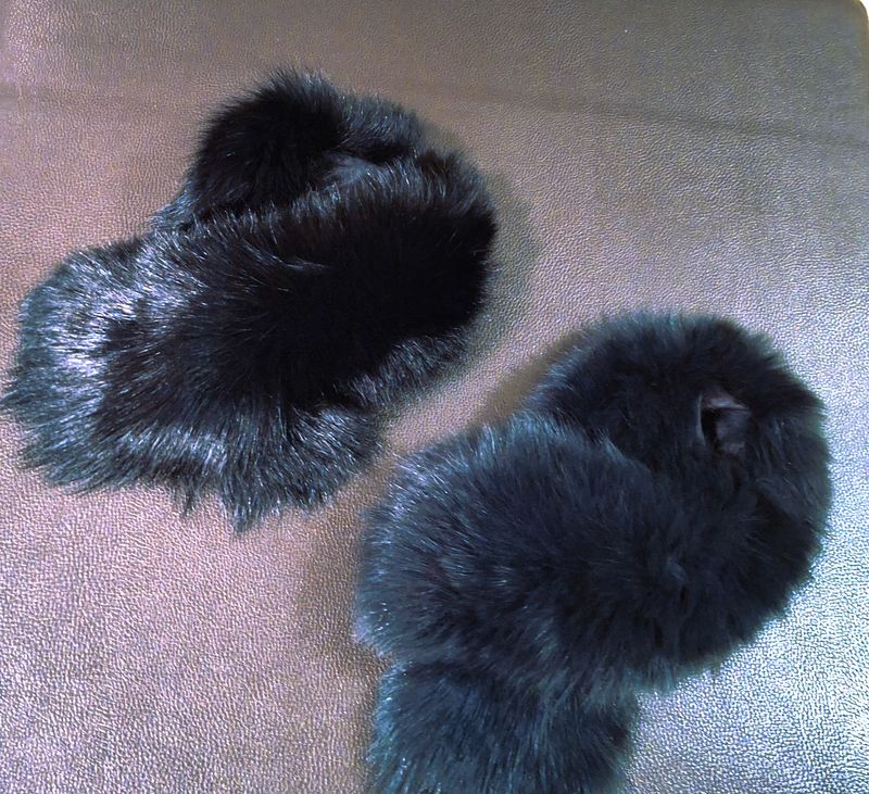 Cuello corto de zorro. Colores, negro y verde oscuro