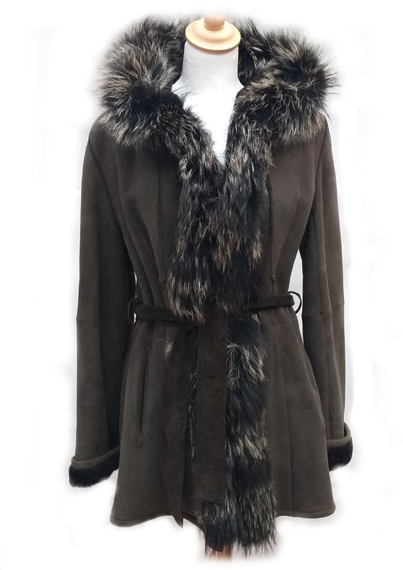 Abrigo doble faz reversible con borde de zorro y capucha Abrigo doble faz reversible con borde de zorro y capucha