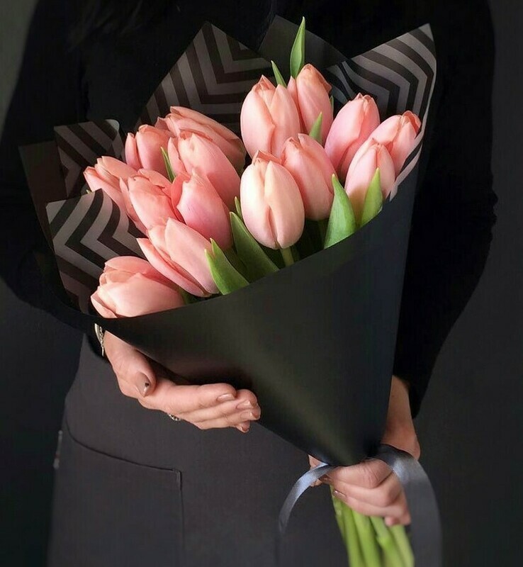 15 нежно-розовых тюльпанов в стильной чёрной бумаге