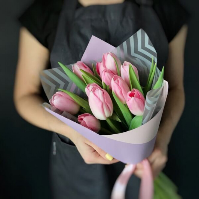9 нежно розовых  тюльпанов