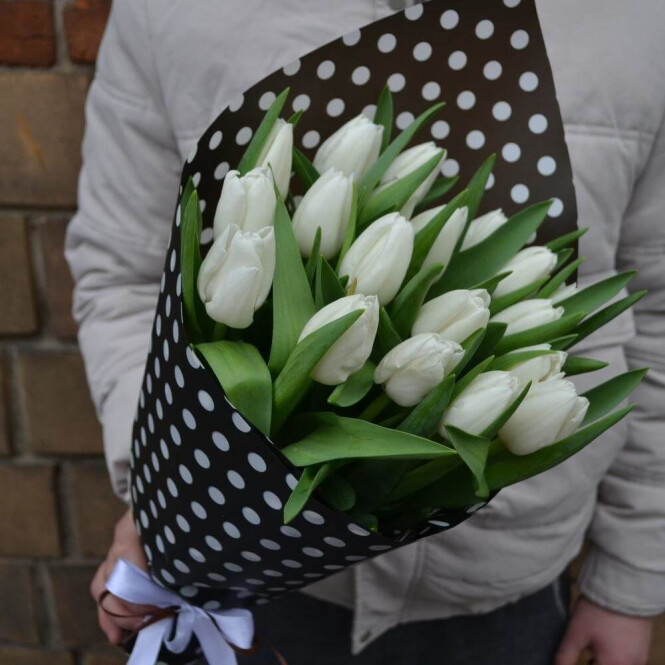 15 белых тюльпанов в упаковочной бумаге горошком