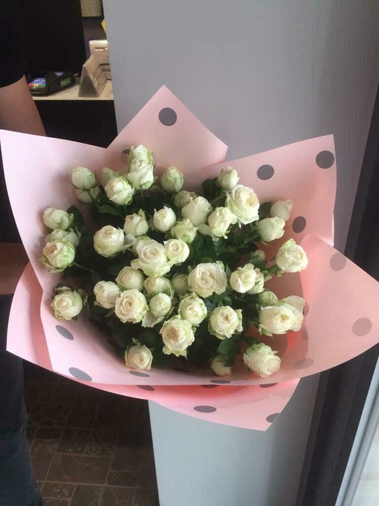 Белая кустовая роза в стильной упаковке 9шт