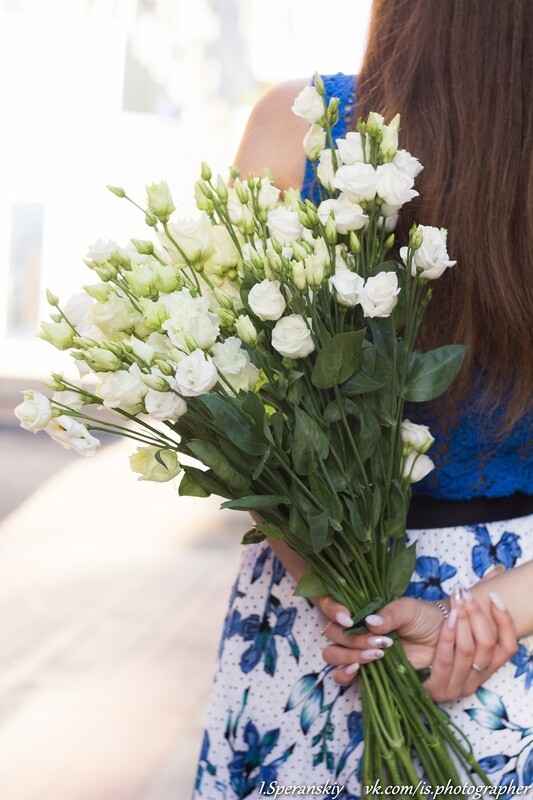 “Букет белой эустомы с доставкой по Саратову: изысканность и нежность в каждом цветке!”