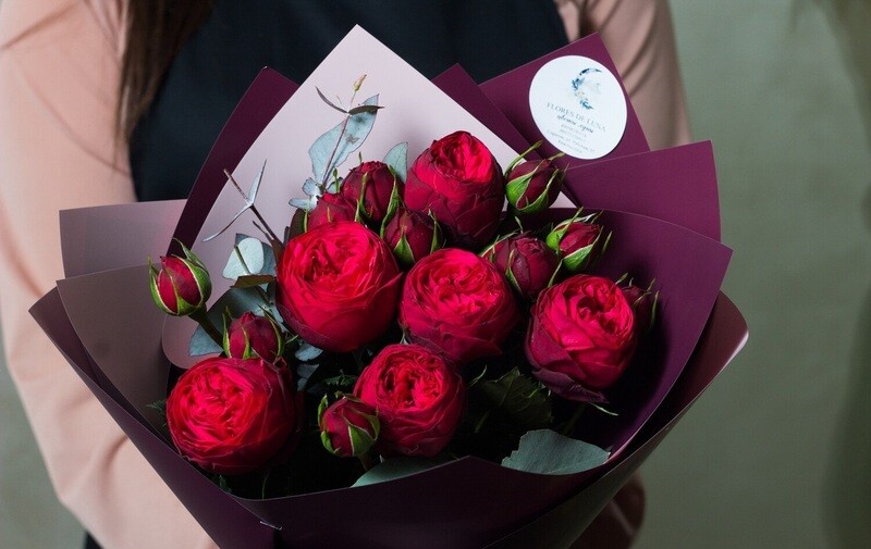 Кустовая роза Red Piano (Ред Пиано) в букете 7шт / Цветы Луны