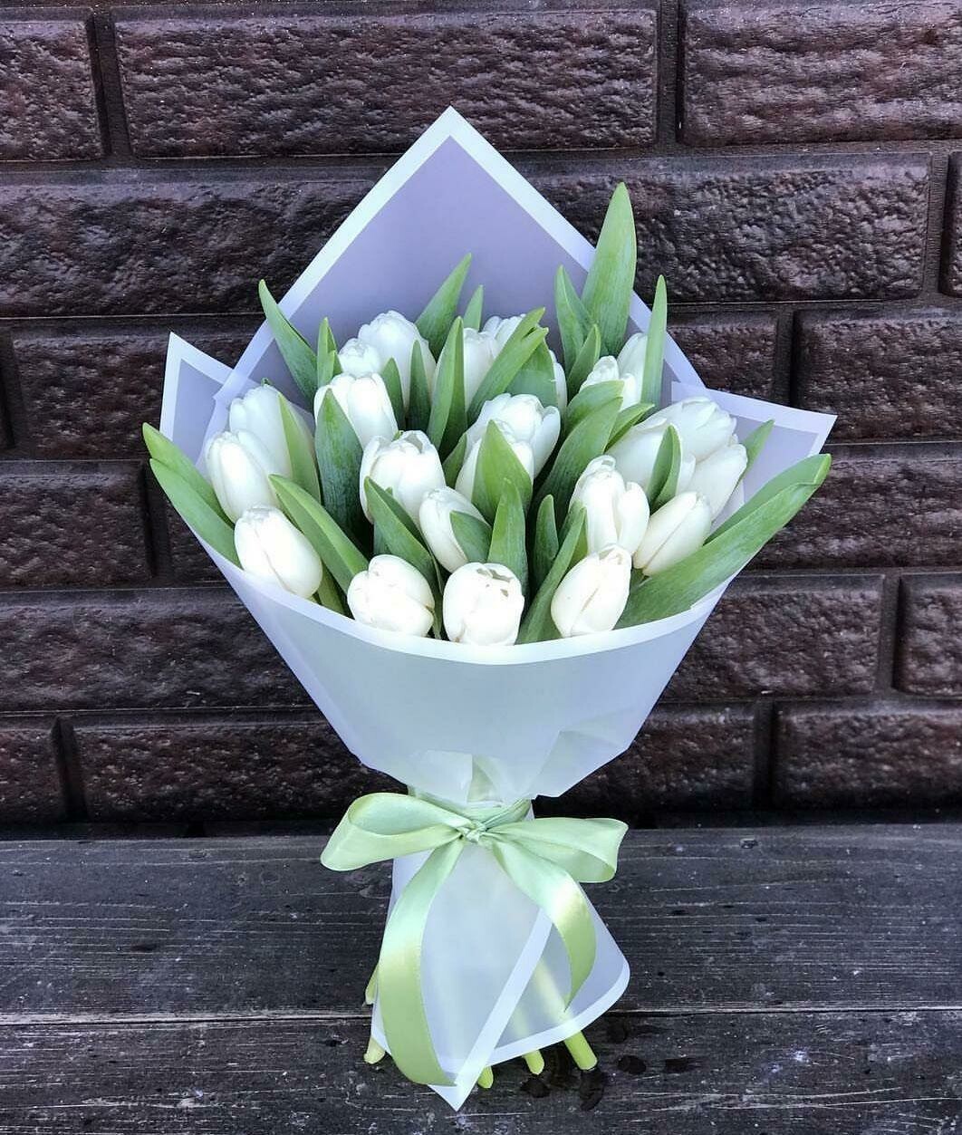 17 белых тюльпанов
