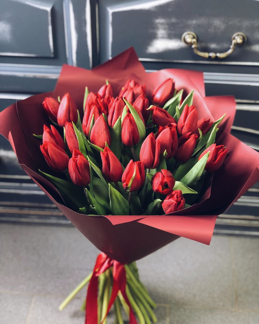 45 красных тюльпанов  "Сурендер"