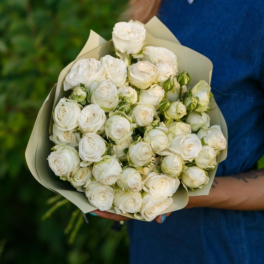 9 белых пионовидных кустовых роз