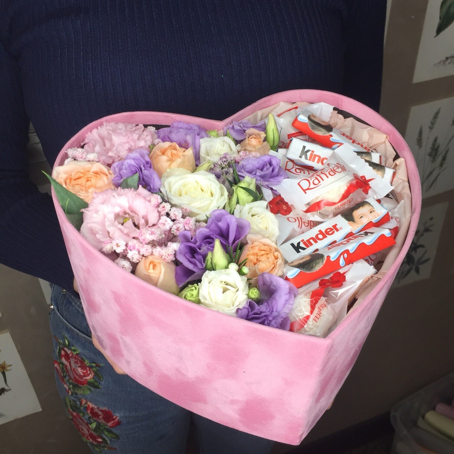 “Коробочка с цветами и сладостями: идеальный подарок для любого случая!”