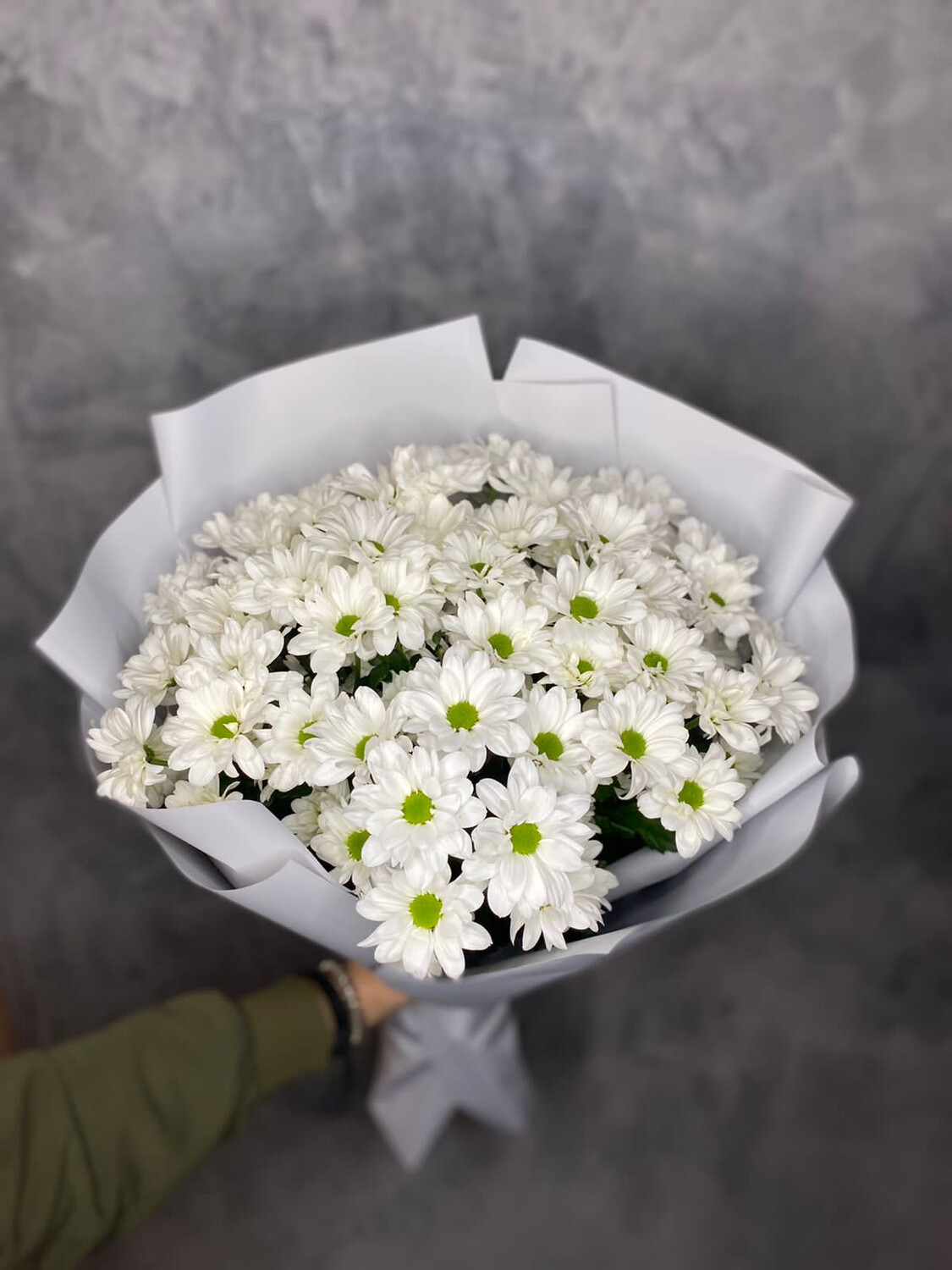 Букет хризантем (11 шт.), купить с доставкой от магазина “Цветы Луны”