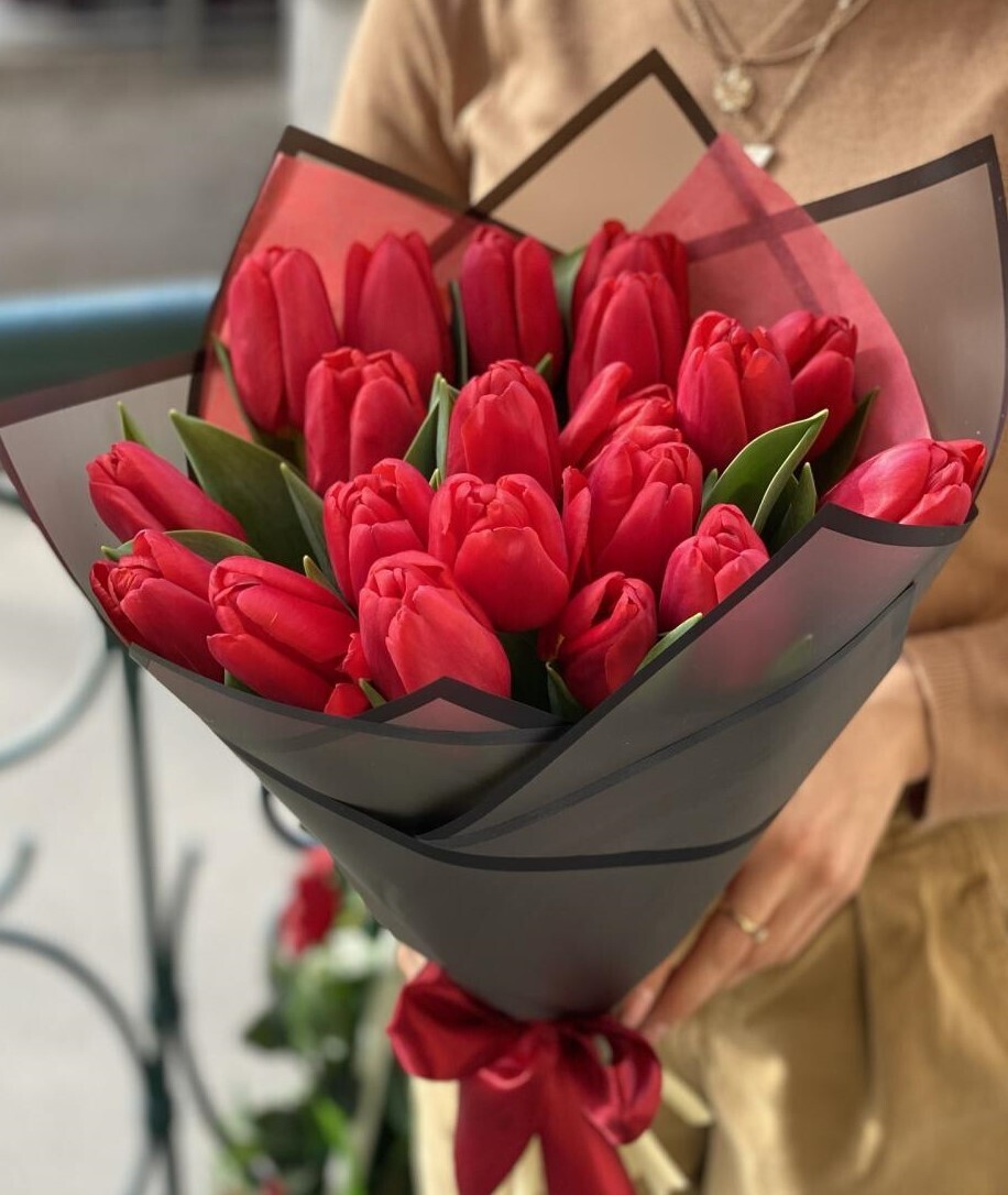 19 красных тюльпанов #38