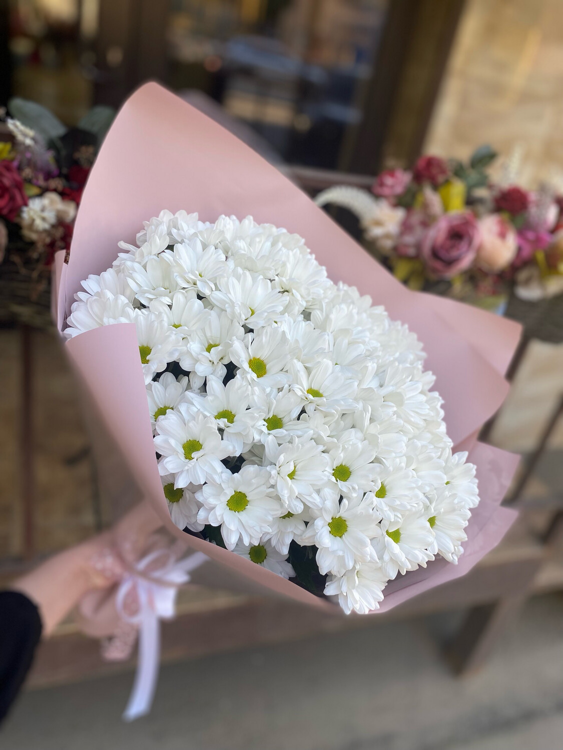 “Букет хризантем с доставкой по Саратову: элегантность и классика в каждом цветке!”