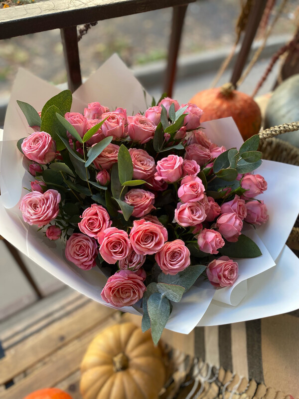 Кустовая роза Mon Amour (Мон Амур) в букете 9шт / Цветы Луны