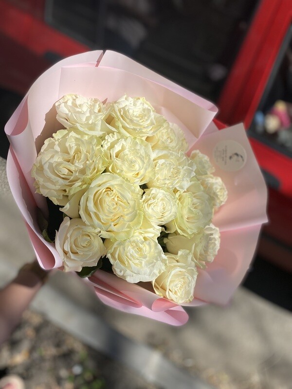 15 белых роз Мондиаль (англ. Rose Mondial)/Цветы луны