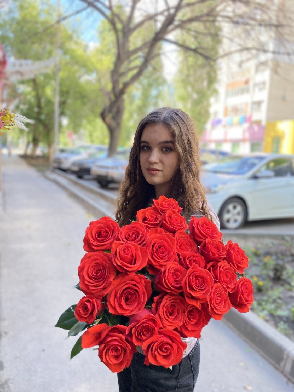 25 алых роз Нина (Nina)/Цветы луны