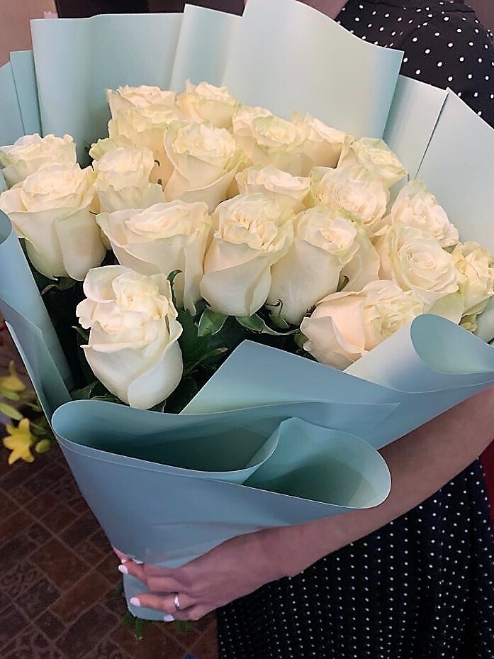 21 белая роза Мондиаль (англ. Rose Mondial)/Цветы луны