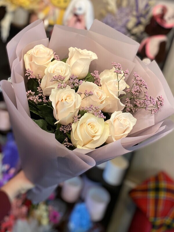9 белых роз Мондиаль (англ. Rose Mondial) и лимониум/Цветы луны