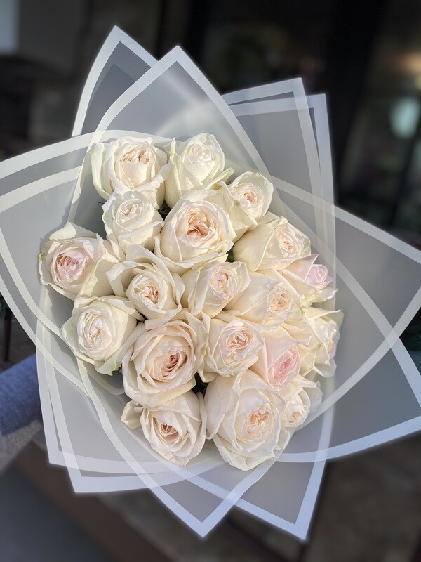 19 белых пионовидных роз Вайт Охара (White O’Hara)/Цветы луны